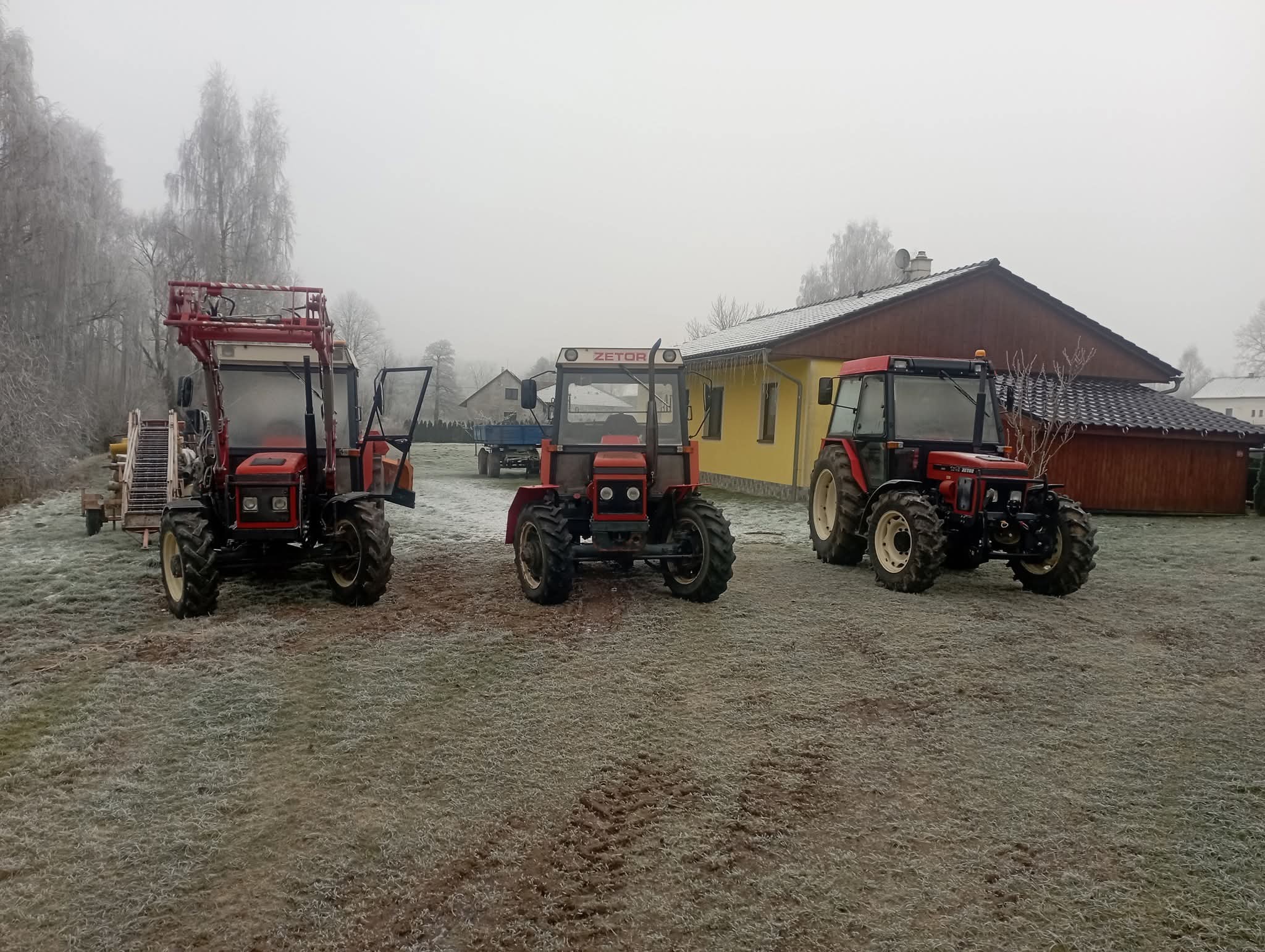 Traktory na základně v Ostrově u Lanškrouna